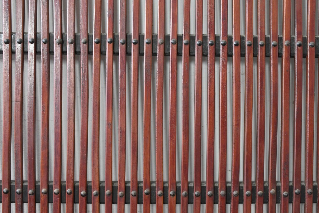 アンティーク建具　明治から大正期　欅(ケヤキ)材　黒い框と赤みを帯びた欅材のコントラストが美しい格子蔵戸1枚　(R-088055)