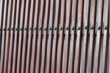 アンティーク建具　明治から大正期　欅(ケヤキ)材　黒い框と赤みを帯びた欅材のコントラストが美しい格子蔵戸1枚　(R-088055)