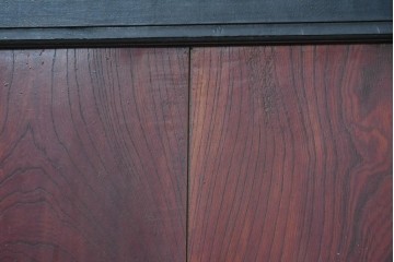 アンティーク建具　明治から大正期　欅(ケヤキ)材　黒い框と赤みを帯びた欅材のコントラストが美しい格子蔵戸1枚　(R-088055)