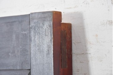 アンティーク建具　明治から大正期　欅(ケヤキ)材　黒い框と赤みを帯びた欅材のコントラストが美しい格子蔵戸1枚　(R-088055)