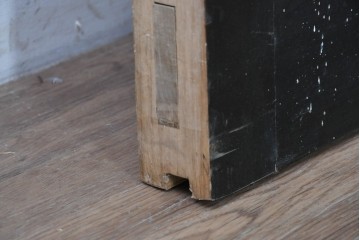 アンティーク建具　明治から大正期　欅(ケヤキ)材　黒い框と赤みを帯びた欅材のコントラストが美しい格子蔵戸1枚　(R-088055)