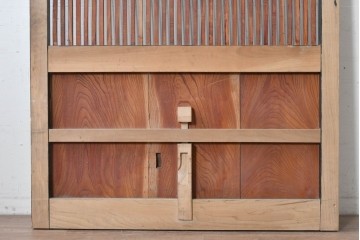 アンティーク建具　明治から大正期　欅(ケヤキ)材　黒い框と赤みを帯びた欅材のコントラストが美しい格子蔵戸1枚　(R-088055)