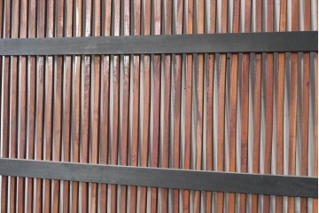アンティーク建具　明治から大正期　欅(ケヤキ)材　黒い框と赤みを帯びた欅材のコントラストが美しい格子蔵戸1枚　(R-088055)
