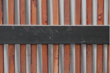 アンティーク建具　明治から大正期　欅(ケヤキ)材　黒い框と赤みを帯びた欅材のコントラストが美しい格子蔵戸1枚　(R-088055)