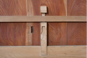 アンティーク建具　明治から大正期　欅(ケヤキ)材　黒い框と赤みを帯びた欅材のコントラストが美しい格子蔵戸1枚　(R-088055)