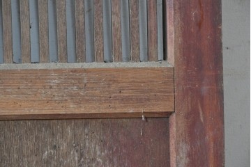 アンティーク建具　大正から昭和初期　栗材・樺(カバ)材　重厚な金具が目を引く格子蔵戸1枚　(R-088056)
