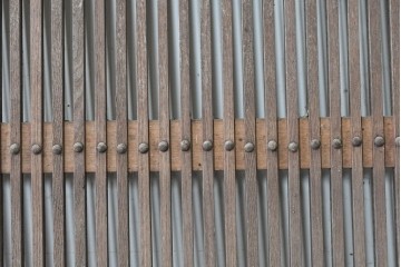 アンティーク建具　大正から昭和初期　栗材・樺(カバ)材　重厚な金具が目を引く格子蔵戸1枚　(R-088056)