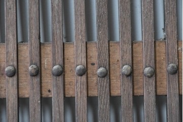 アンティーク建具　大正から昭和初期　栗材・樺(カバ)材　重厚な金具が目を引く格子蔵戸1枚　(R-088056)