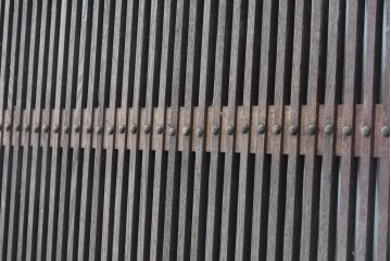 アンティーク建具　大正から昭和初期　栗材・樺(カバ)材　重厚な金具が目を引く格子蔵戸1枚　(R-088056)