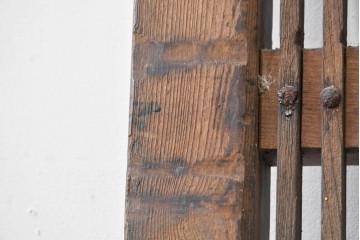 アンティーク建具　大正から昭和初期　栗材・樺(カバ)材　重厚な金具が目を引く格子蔵戸1枚　(R-088056)
