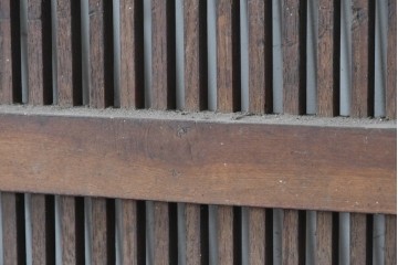 アンティーク建具　大正から昭和初期　栗材・樺(カバ)材　重厚な金具が目を引く格子蔵戸1枚　(R-088056)