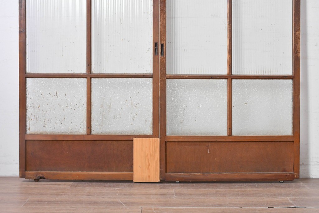 ヴィンテージ建具　昭和中期　レトロなガラス使いが魅力の幅狭ガラス戸2枚セット　(R-088058)