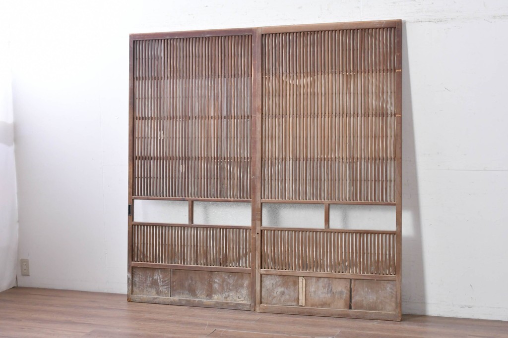 アンティーク建具　大正から昭和初期　均整の取れた格子意匠が美しい裏障子付き格子戸2枚セット　(R-088059)