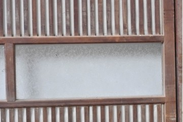 アンティーク建具　大正から昭和初期　均整の取れた格子意匠が美しい裏障子付き格子戸2枚セット　(R-088059)