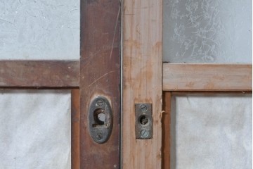 アンティーク建具　大正から昭和初期　均整の取れた格子意匠が美しい裏障子付き格子戸2枚セット　(R-088059)