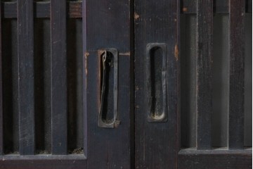 アンティーク建具　大正から昭和初期　ガラス入り　細やかな格子とガラスを組み合わせた格子帯戸3枚セット　(R-088065)