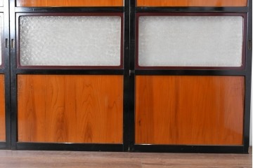 アンティーク建具　昭和初期から昭和中期　黒枠と明るい赤褐色のコントラストが印象的なガラス帯戸4枚セット　(R-088070)