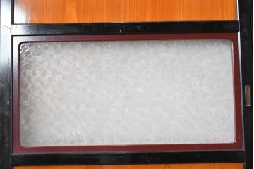 アンティーク建具　昭和初期から昭和中期　黒枠と明るい赤褐色のコントラストが印象的なガラス帯戸4枚セット　(R-088070)