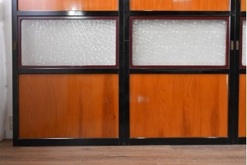 アンティーク建具　昭和初期から昭和中期　黒枠と明るい赤褐色のコントラストが印象的なガラス帯戸4枚セット　(R-088070)