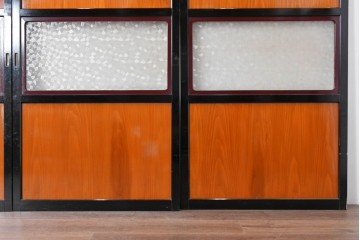 アンティーク建具　昭和初期から昭和中期　黒枠と明るい赤褐色のコントラストが印象的なガラス帯戸4枚セット　(R-088070)