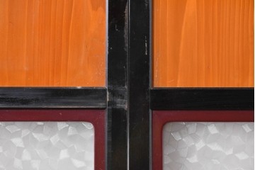 アンティーク建具　昭和初期から昭和中期　黒枠と明るい赤褐色のコントラストが印象的なガラス帯戸4枚セット　(R-088070)