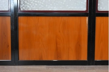 アンティーク建具　昭和初期から昭和中期　黒枠と明るい赤褐色のコントラストが印象的なガラス帯戸4枚セット　(R-088070)