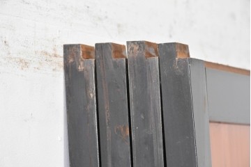 アンティーク建具　昭和初期から昭和中期　黒枠と明るい赤褐色のコントラストが印象的なガラス帯戸4枚セット　(R-088070)