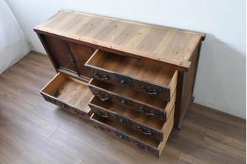 和製アンティーク　上手物!!　前面欅(ケヤキ)材　玉杢　立派な金具が重厚感を高めるサイドボード　(R-088081)