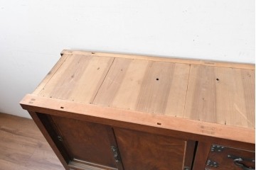 和製アンティーク　上手物!!　前面欅(ケヤキ)材　玉杢　立派な金具が重厚感を高めるサイドボード　(R-088081)
