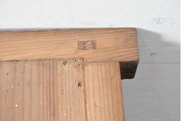 和製アンティーク　上手物!!　前面欅(ケヤキ)材　玉杢　立派な金具が重厚感を高めるサイドボード　(R-088081)