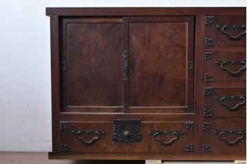 和製アンティーク　上手物!!　前面欅(ケヤキ)材　玉杢　立派な金具が重厚感を高めるサイドボード　(R-088081)