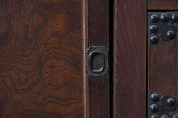和製アンティーク　上手物!!　前面欅(ケヤキ)材　玉杢　立派な金具が重厚感を高めるサイドボード　(R-088081)