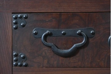 和製アンティーク　上手物!!　前面欅(ケヤキ)材　玉杢　立派な金具が重厚感を高めるサイドボード　(R-088081)