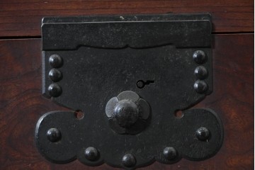和製アンティーク　上手物!!　前面欅(ケヤキ)材　玉杢　立派な金具が重厚感を高めるサイドボード　(R-088081)