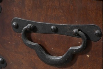 和製アンティーク　上手物!!　前面欅(ケヤキ)材　玉杢　立派な金具が重厚感を高めるサイドボード　(R-088081)