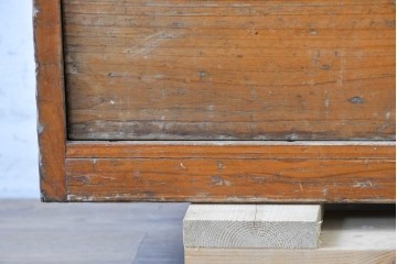 和製アンティーク　使い込まれた木味が味わい深いパタパタ扉の収納棚　(R-088083)