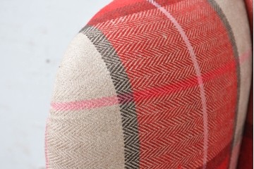 新古　展示品　美品　特注オーダー家具　チェック柄の華やかなウィングバックチェア　制作費約12万円　(R-088089)