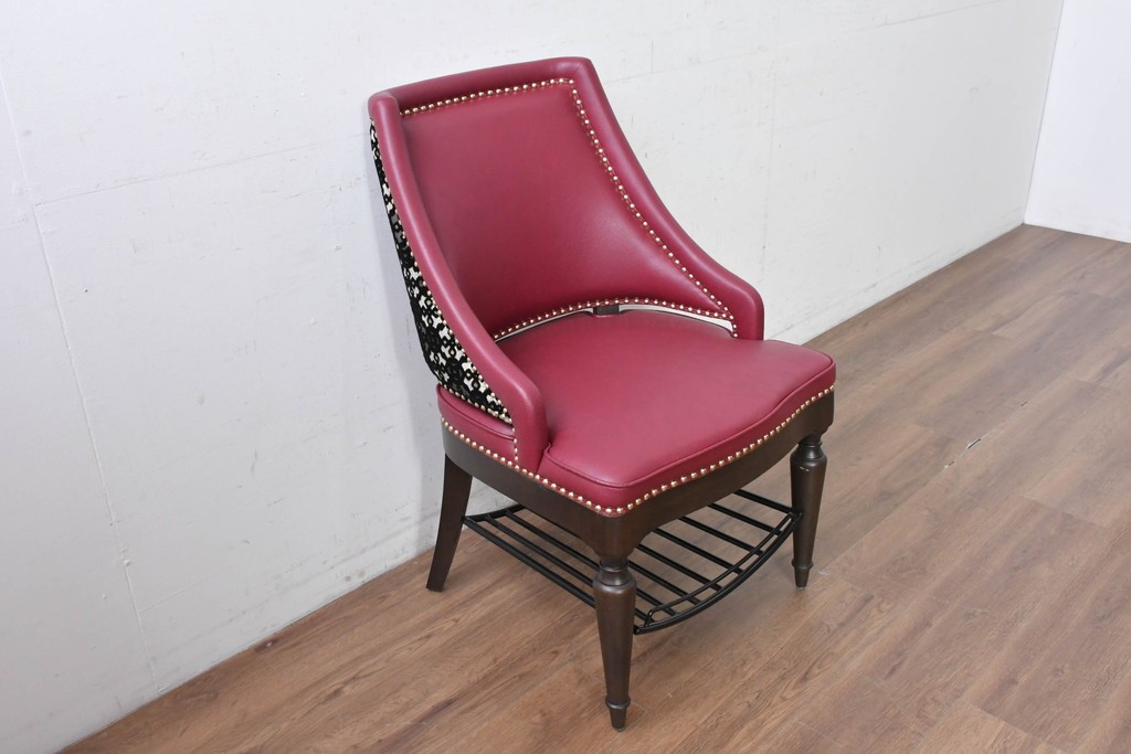 新古　美品　特注オーダー家具　鋲飾りが印象的なチェア　制作費約13万円　(R-088090)