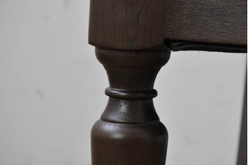 新古　美品　特注オーダー家具　鋲飾りが印象的なチェア　制作費約13万円　(R-088090)