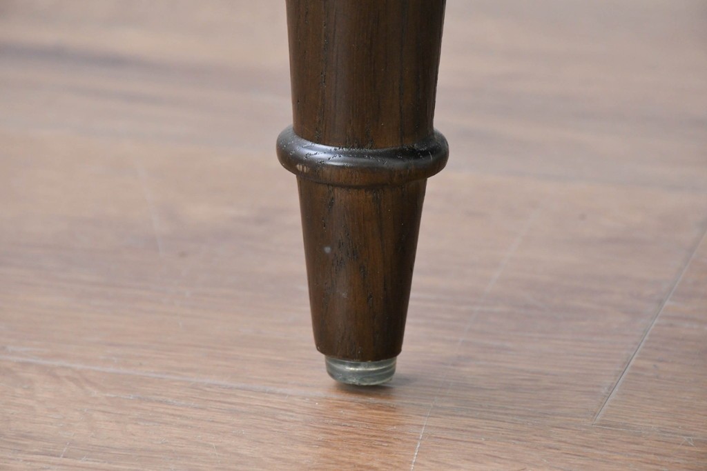 新古　美品　特注オーダー家具　鋲飾りが印象的なチェア　制作費約13万円　(R-088090)