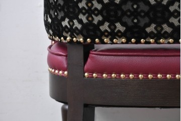 新古　美品　特注オーダー家具　鋲飾りが印象的なチェア　制作費約13万円　(R-088090)