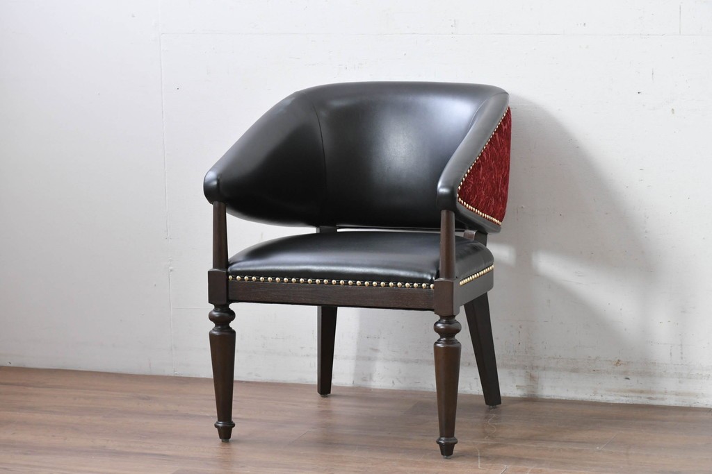 新古　展示品　美品　特注オーダー家具　黒と赤のコントラストが印象的なチェア　制作費約13万円　(R-088091)
