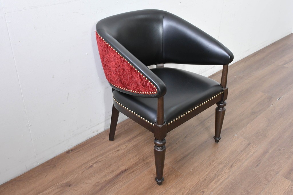 新古　展示品　美品　特注オーダー家具　黒と赤のコントラストが印象的なチェア　制作費約13万円　(R-088091)