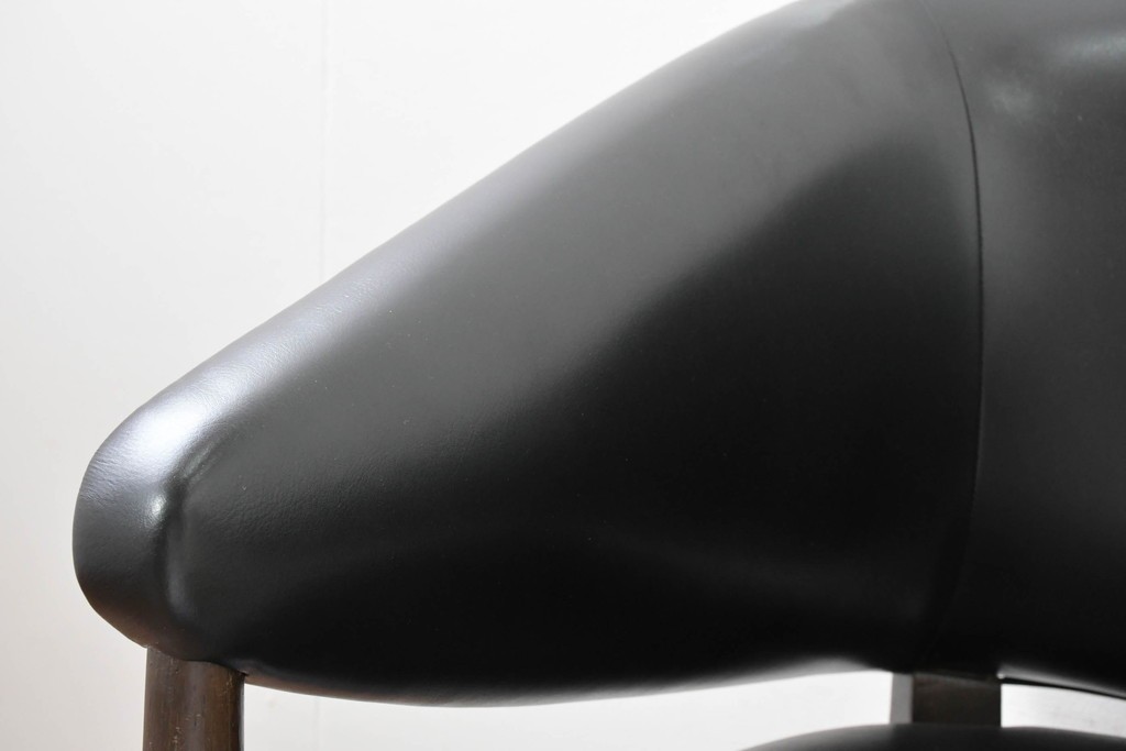 新古　展示品　美品　特注オーダー家具　黒と赤のコントラストが印象的なチェア　制作費約13万円　(R-088091)