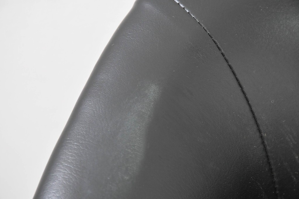 新古　展示品　美品　特注オーダー家具　黒と赤のコントラストが印象的なチェア　制作費約13万円　(R-088091)