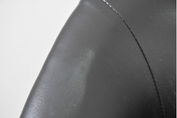 新古　展示品　美品　特注オーダー家具　黒と赤のコントラストが印象的なチェア　制作費約13万円　(R-088091)