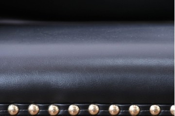 新古　展示品　美品　特注オーダー家具　黒と赤のコントラストが印象的なチェア　制作費約13万円　(R-088091)