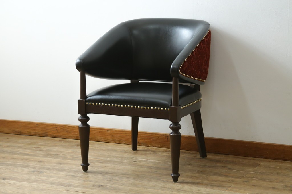 新古　展示品　美品　特注オーダー家具　黒と赤のコントラストが印象的なチェア　制作費約13万円　(R-088091)