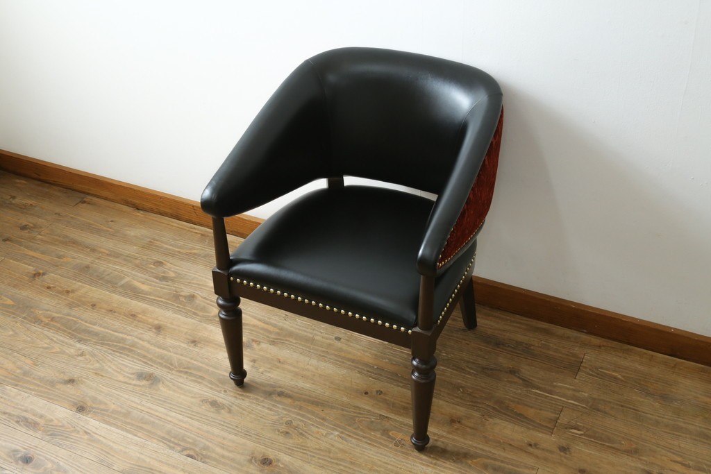 新古　展示品　美品　特注オーダー家具　黒と赤のコントラストが印象的なチェア　制作費約13万円　(R-088091)
