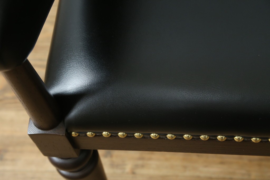 新古　展示品　美品　特注オーダー家具　黒と赤のコントラストが印象的なチェア　制作費約13万円　(R-088091)